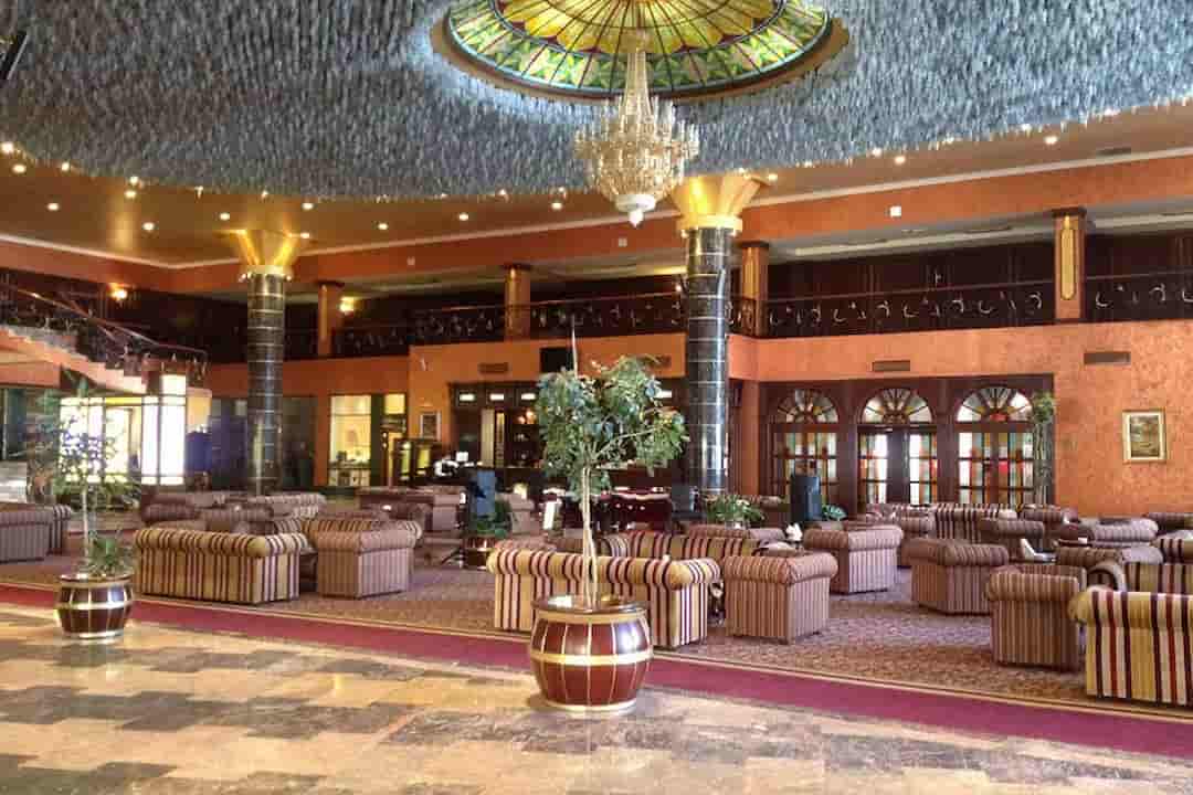 Golden Castle Casino and Hotel khong gian hoanh trang